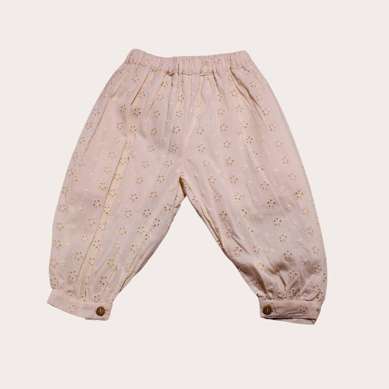PANTALON CON BORDADO DE ENCAJE