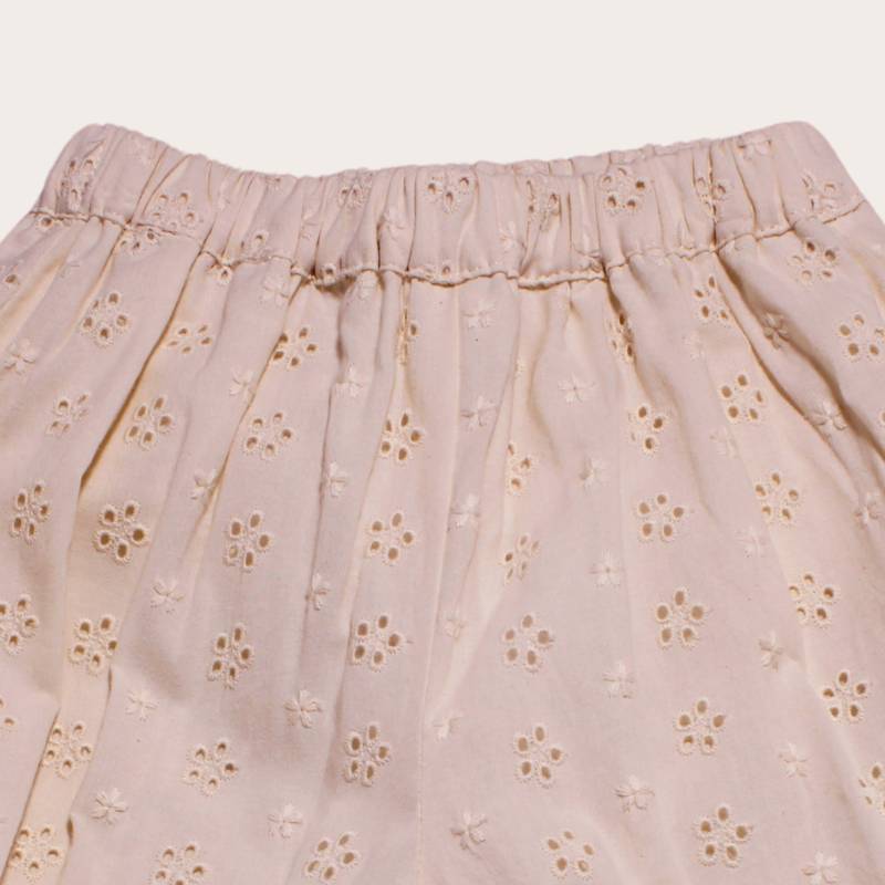 PANTALON CON BORDADO DE ENCAJE